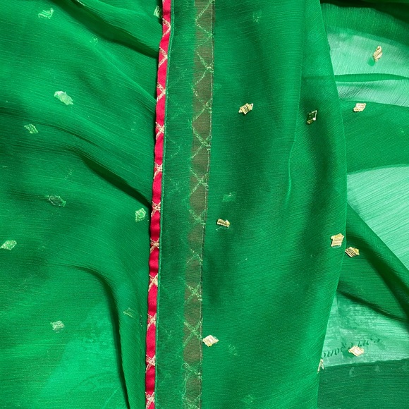 Pakistani Kameez and Loose pajama Outfit - Picture 4 of 12